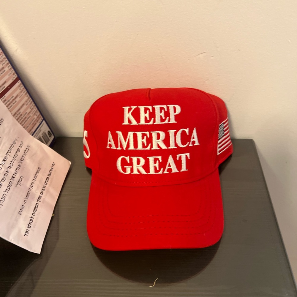 Authentic NWT Keep America great Trump Official American Flag KAG Edition Hat